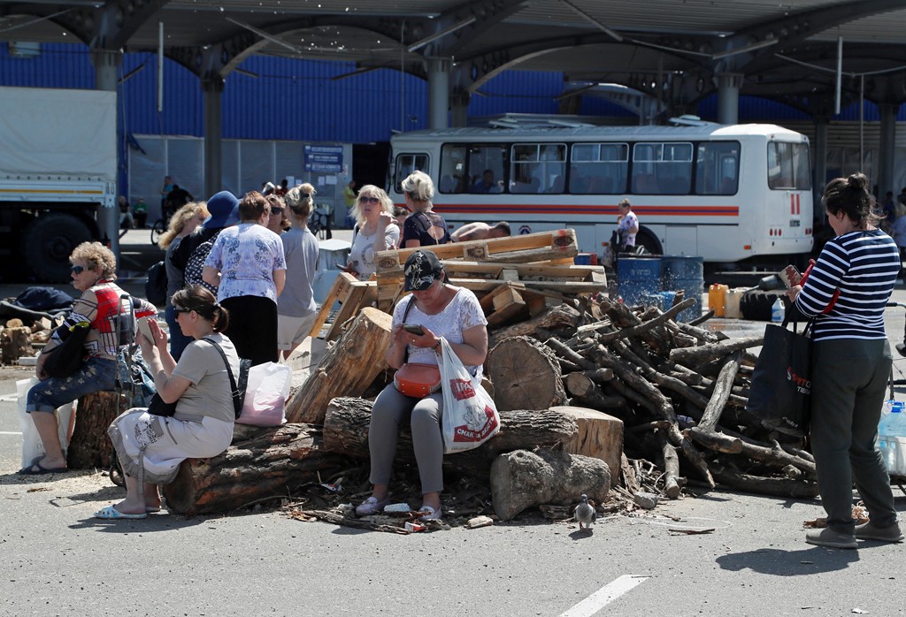 FOTO/ Banorët rikthehen Mariupol