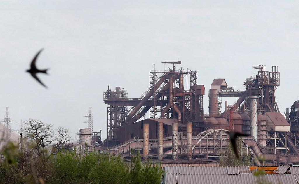 Evakuohen 20 civilë nga fabrika e çelikut në Mariupol