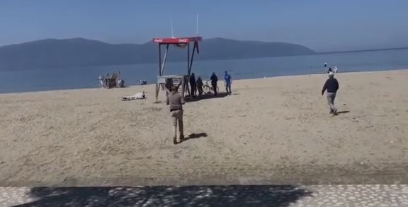 VIDEO/ I moshuari pëson parainfarkt në bregdetin e Vlorës, Leli vrapon për ta ndihmuar