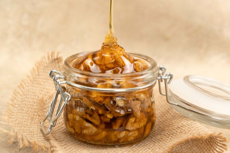 Kombinimi i arrave me mjaltin është një “ilaç” natyral për trupin, ndihmon në trajtimin e këtyre sëmundjeve
