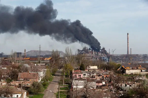 12 të vrarë nga bombardimet ruse në fabrikën e çelikut në Mariupol, midis tyre dy gra