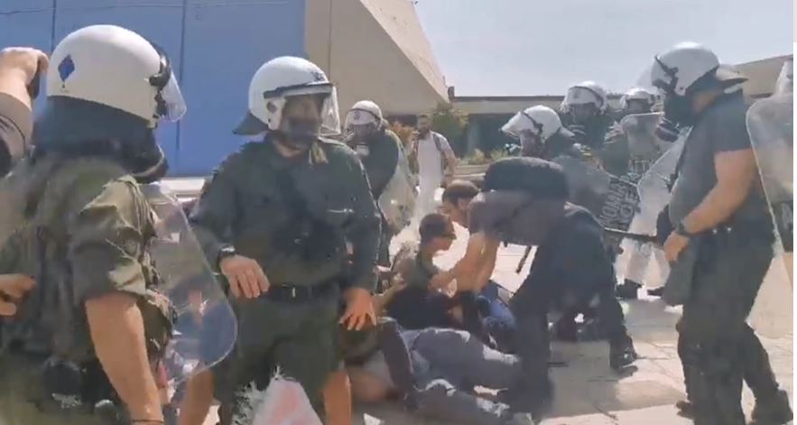 VIDEO/ Protesta të dhunshme në Greqi, përleshje mes studentëve dhe policisë