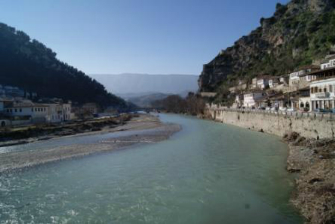 Ndoti me ujëra gëlqerore lumin Osum, procedohet penalisht 30-vjeçari