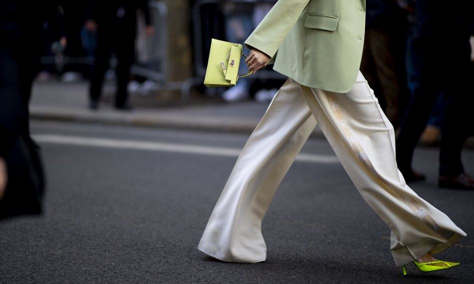 Si të vishni “pantallonat e punës” jashtë zyrës