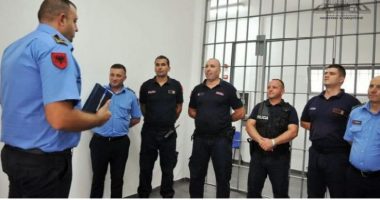 Miratohet vendimi, rregullat e reja për policët e burgjeve: Si t’i përdorin armët