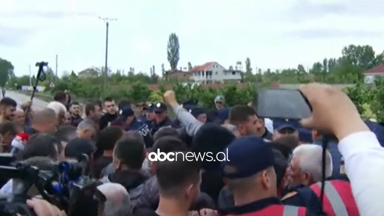 Tensionohet situata në Rinas, policia tenton të largojë protestuesit, banorët: Fëmijët nuk kanë si të shkojnë në shkollë