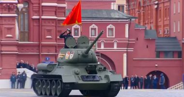 LIVE/ Me tanket e Stalinit në shesh, Putini kërcënon botën me luftë: Ndiqni çfarë po ndodh në Moskë