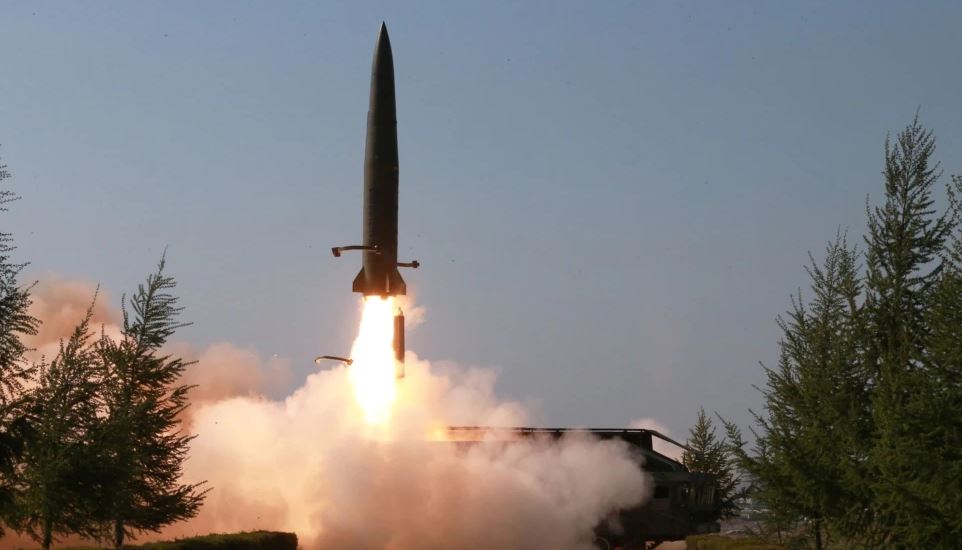 Koreja e Veriut lëshon një raketë balistike