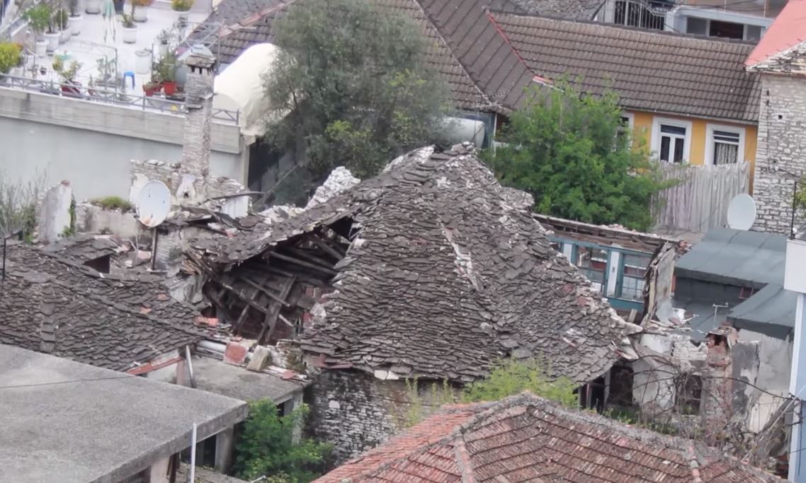 Rrënohen dhjetëra monumente kulture në Gjirokastër, banorët: Po kalojmë me frikë çdo ditë