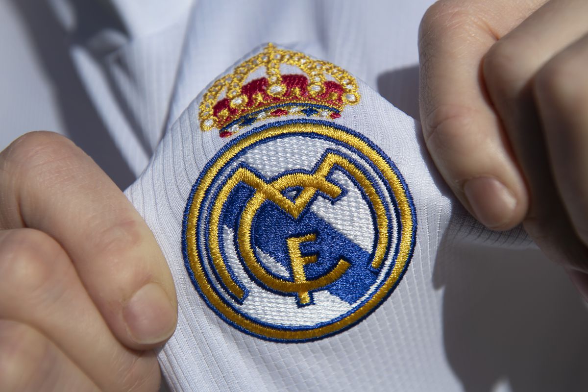 Real Madrid kryen goditjen e parë në merkato, super mbrojtësi vishet “Los Blancos”