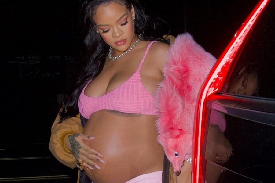 Rihanna ndan sekretet e shkëlqimit të saj në shtatzëni