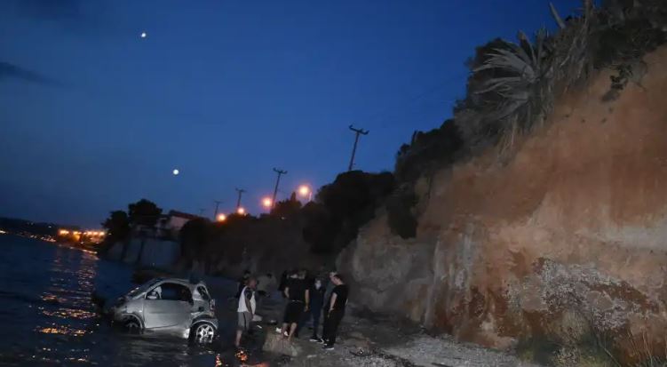 VIDEO/ Aksident i frikshëm në Greqi, makina me dy fëmijë  bie në det