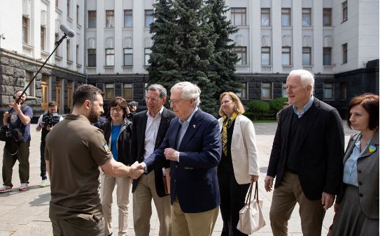 Senatorët amerikanë takohen me Zelenskyn në Kiev