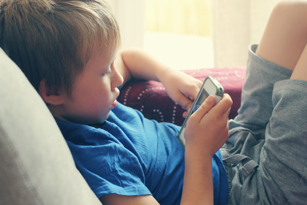 Kur duhet t’i blini fëmijës tuaj një celular?