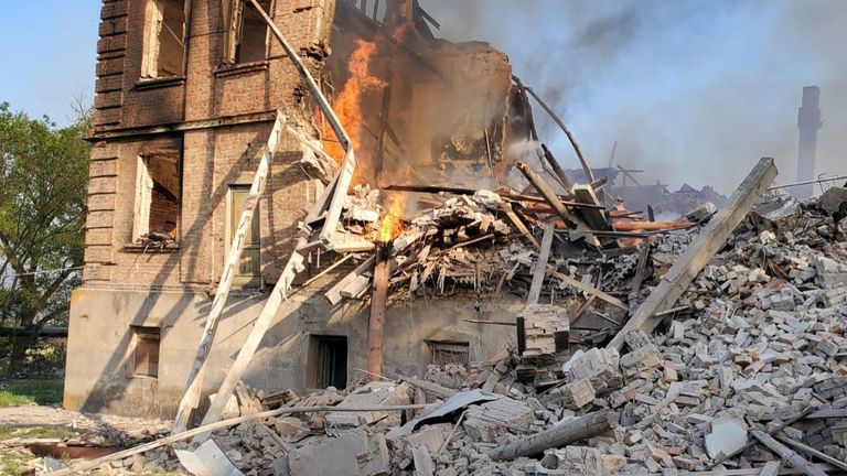 Rusët bombarduan një shkollë në Luhansk, të paktën 60 civilë të vdekur
