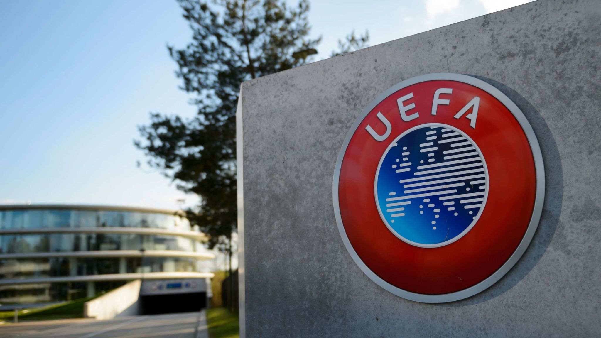 Gafa e UEFA-s nuk i shpëton fansave dhe bëhet virale, ngatërrojnë finalistët e Superkupës së Europës