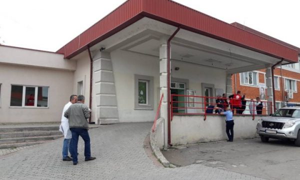 Helmohen dhjetëra nxënës në Mitrovicë, vjen reagimi i drejtorit të Shëndetësisë