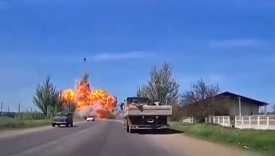 VIDEO/ Momenti kur ukrainasit shkatërrojnë një tank rus në Mariupol