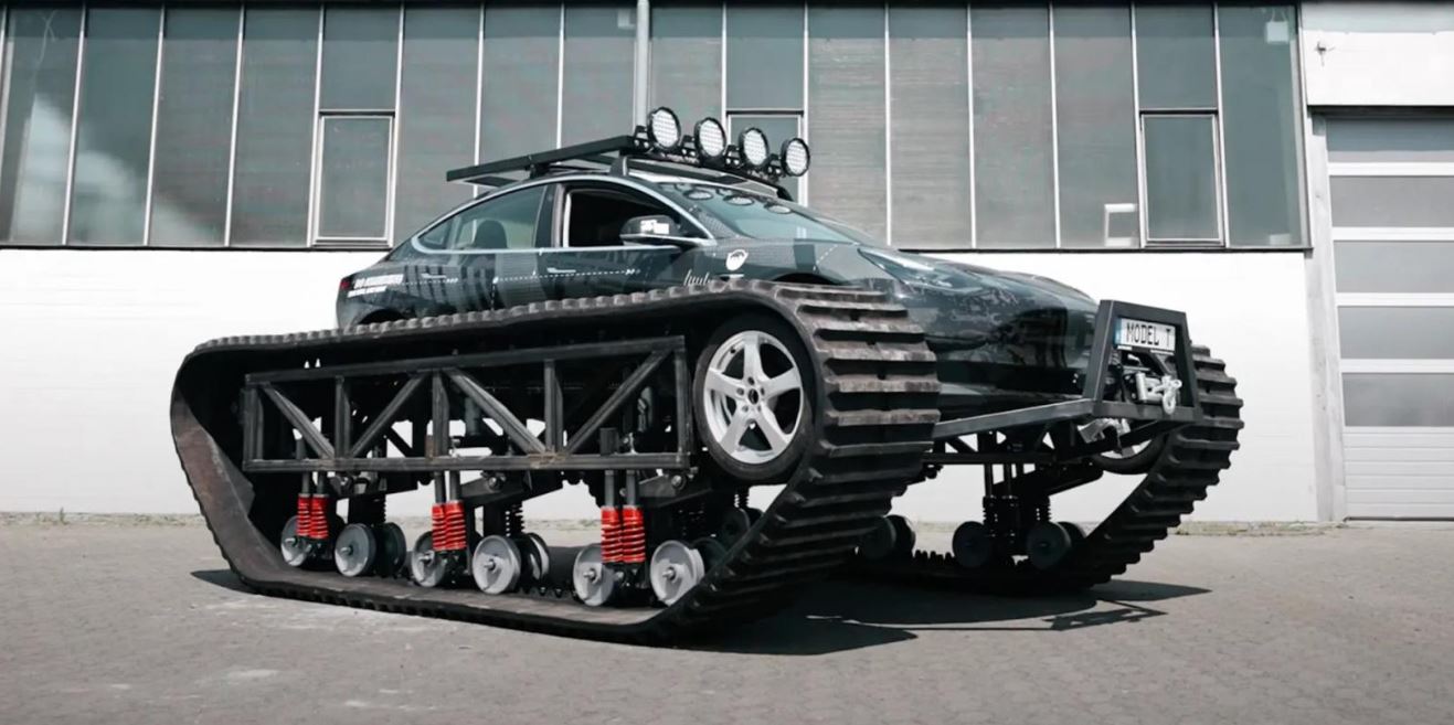 VIDEO/ Tesla që shndërrohet në një tank, peshon 6 ton