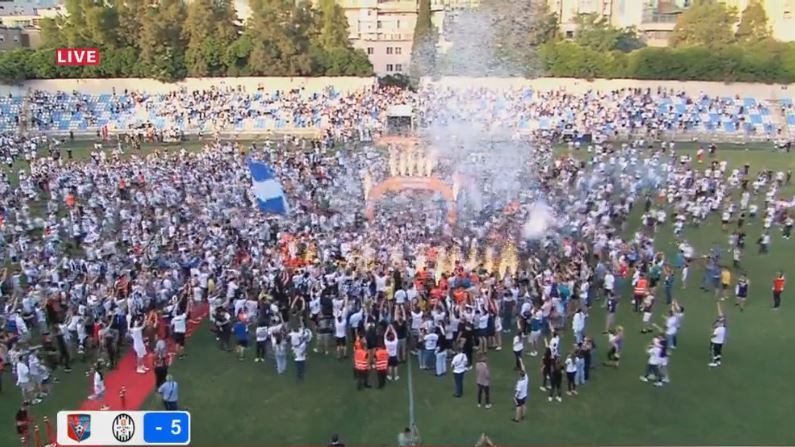 VIDEO/ Hoxhallari ngre titullin në qiellin bardheblu, tifozët pushtojnë fushën