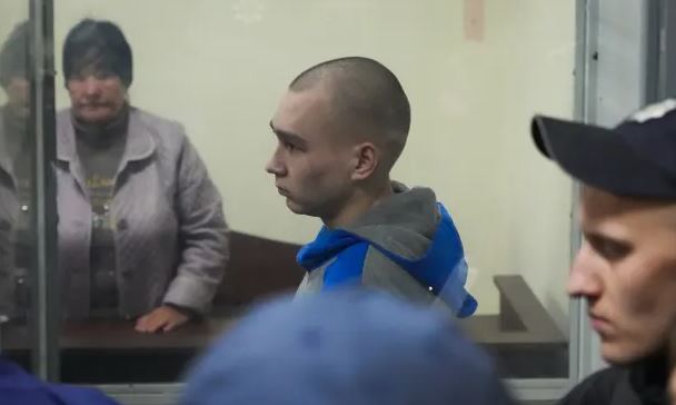 Ushtari rus del në gjyq për krime lufte, pranon vrasjen e një civili në Ukrainë