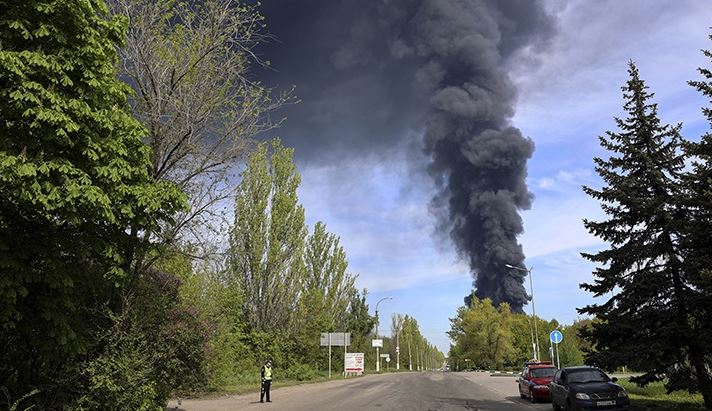Ukraina nuk gjen qetësi, kamioni i naftës përplaset me autobusin, të paktën 27 viktima