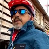 Poeti bën Zvicër-Kosovë me biçikletë, shpërthen në lot: Në shtëpi nuk më pret askush, prindërit më kanë vdekur