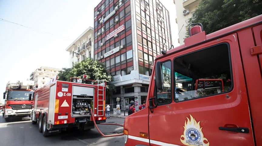 Zjarr në një pallat në qendër të Selanikut, shpëtohen 44 persona