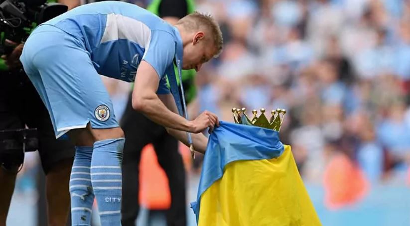 VIDEO/ Momente emocionuese, Zinchenko vesh trofeun e Premier League me flamurin e Ukrainës