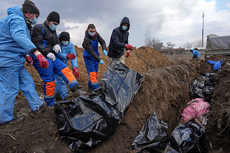 Zyrtari ukrainas: Të vrarët në Mariupol po trajtohen si mbeturina