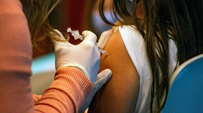 Covid-19, Pfizer dhe BioNTech: Në vjeshtë nisin testet për një vaksinë universale kundër të gjitha varianteve