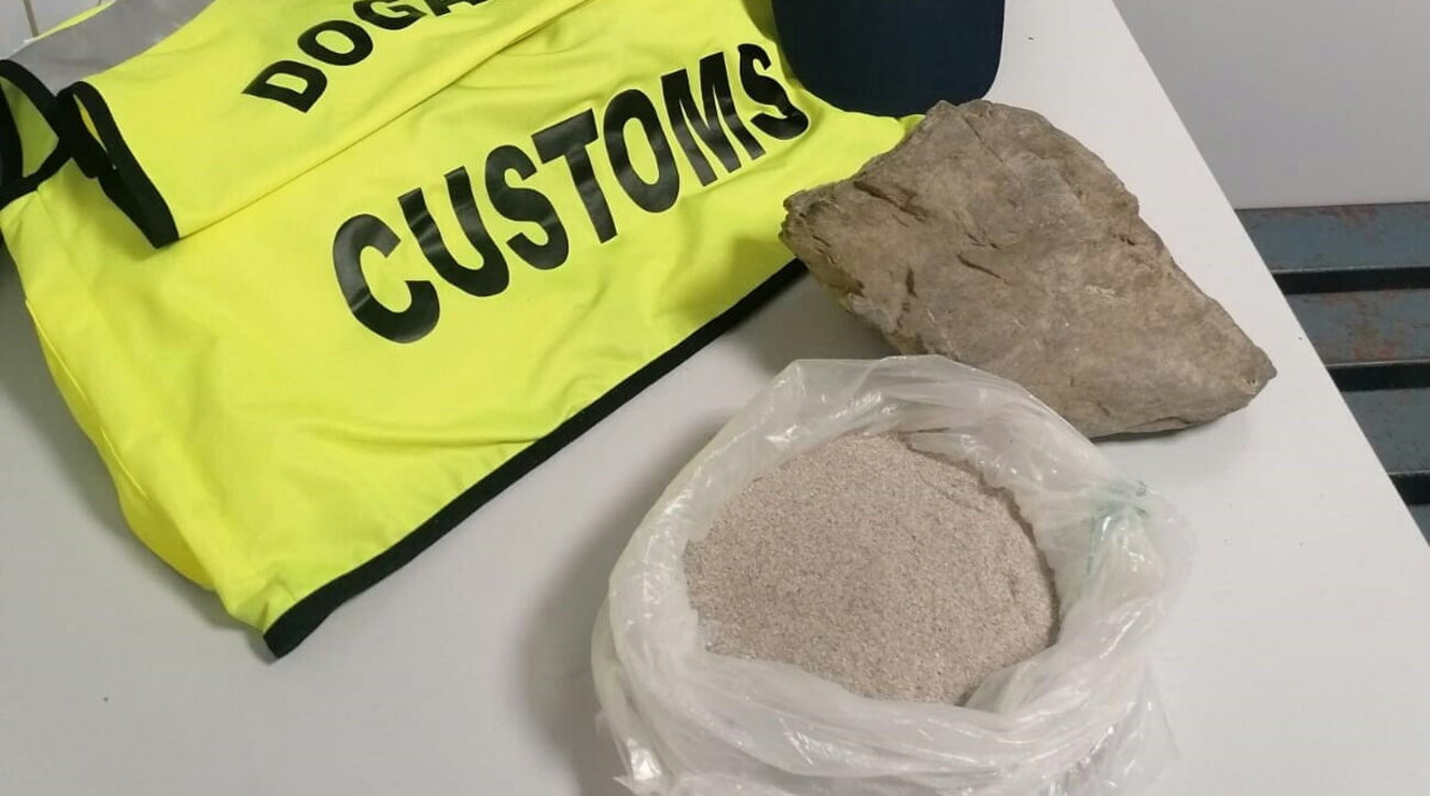 “Vodhi” gurë dhe rërë në Sardenjë, turisti norvegjez gjobitet me 3000 euro