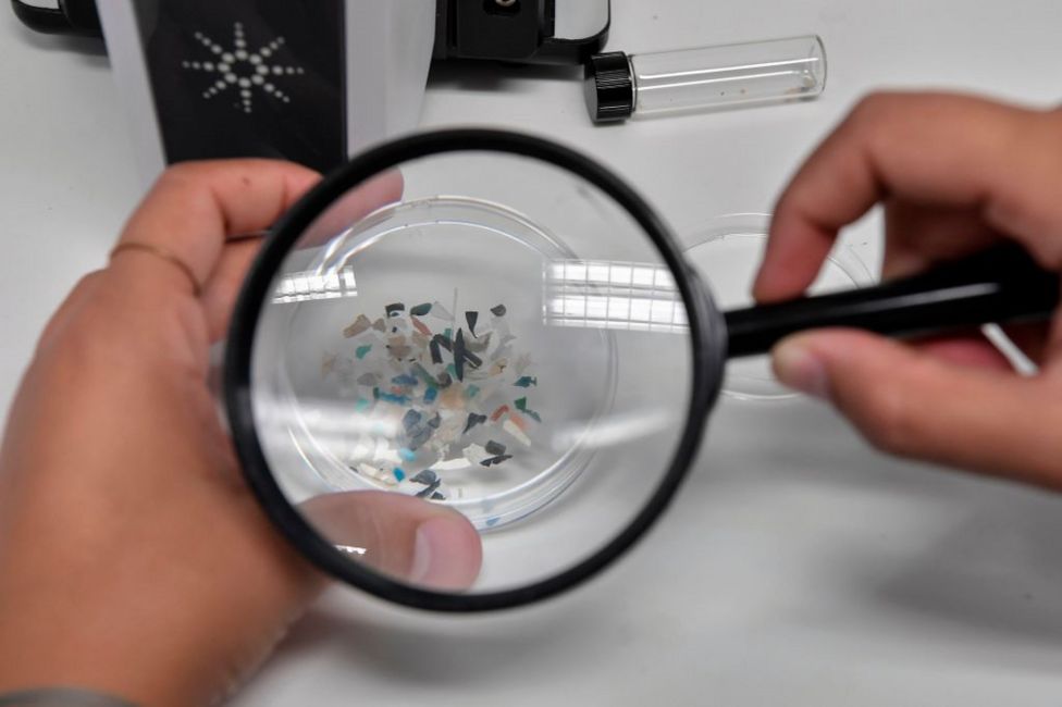 Gjendet për herë të parë mikroplastikë në borën e sapo rënë në Antarktidë