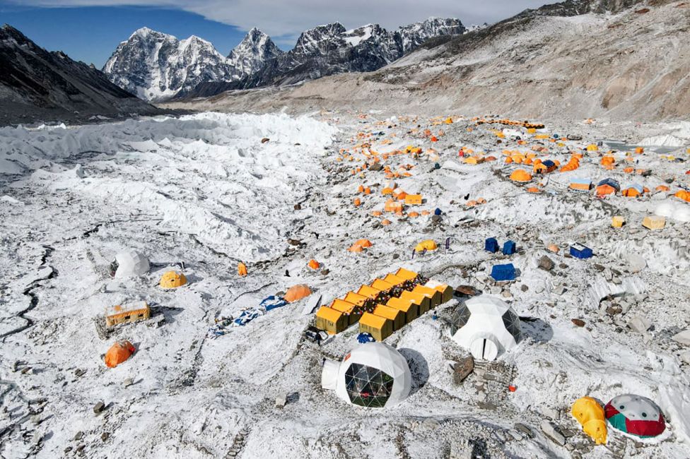 Shkrihet “çatia e botës”, zhvendoset kampi bazë në Everest