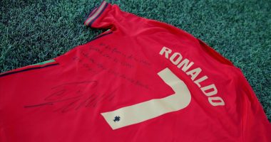 14-vjeçari nxjerr në ankand fanellën me autograf të Ronaldos për forcat e armatosura të Ukrainës