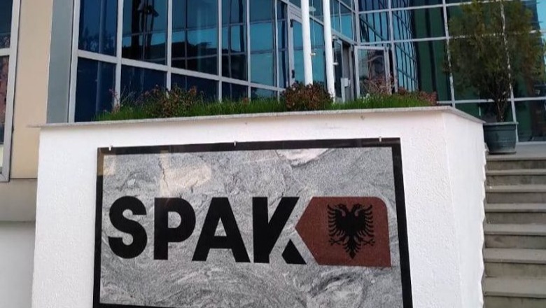 “Mori ryshfet për të favorizuar të dënuarin”,  SPAK “zbarkon” në Elbasan, arrestohet gjyqtarja dhe 4 persona të tjerë