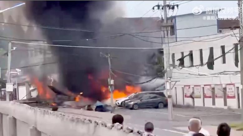 Rrëzohet avioni ushtarak kinez në një zonë të banuar, të paktën një i vdekur dhe dy të plagosur