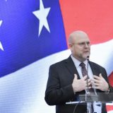 Ambasadori amerikan në Prishtinë: Të mos flenë të qetë ata në Kosovë e rajon që janë të përfshirë në korrupsion