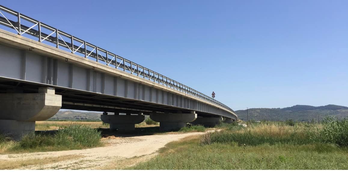 Vidhen hekurat e urës në Bypass-in e Fierit, reagon ARRSH: E rrezikshme për përdoruesit e makinave