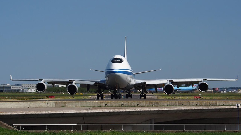 VIDEO/ I moshuari goditet nga turbina e avionit në aeroport