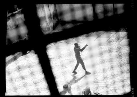 Arratisen 3 shqiptarë nga burgu i Trevisos në Itali, prenë hekurat e qelisë dhe u ulën me çarçafë