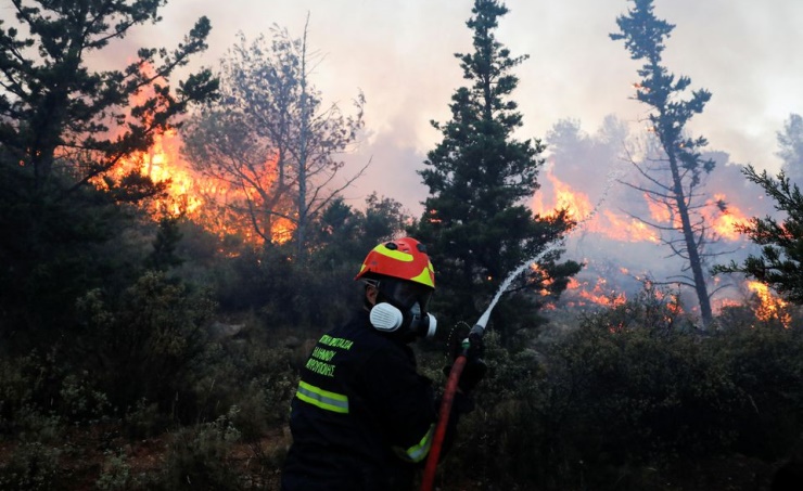 FOTO/ Periferia e Athinës përfshihet nga zjarri “i egër”, dëmtohen shtëpitë, evakuohen banorët