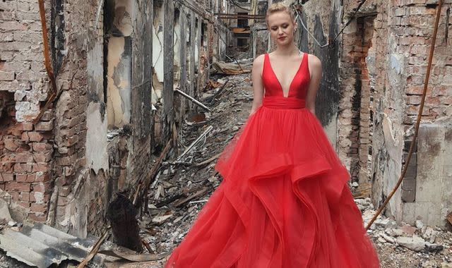 “Ëndrra në sirtar”, 16-vjeçarja ukrainase kthehet në shkollën e rrënuar me fustanin e maturës që nuk e veshi kurrë