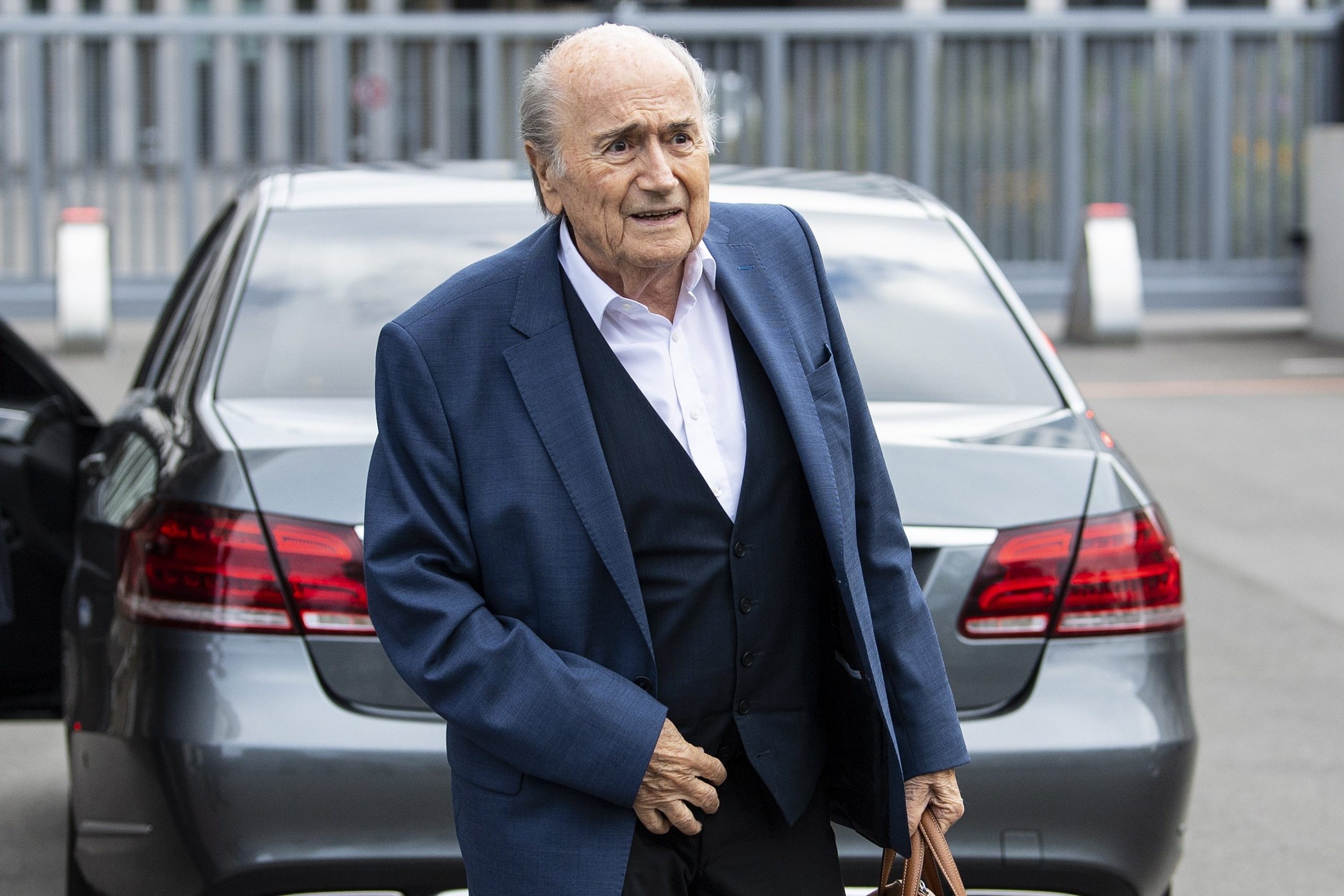 “Mezi marr frymë”, shtyhet gjyqi i Blatter