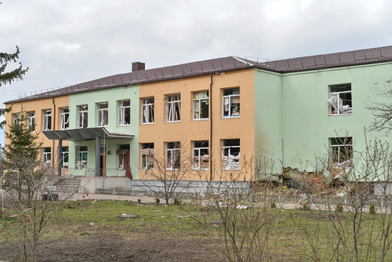 “Nëse doni të jetoni në paqe…”, çfarë shkruan rusët në një nga shkollat e shkatërruara të Kievit