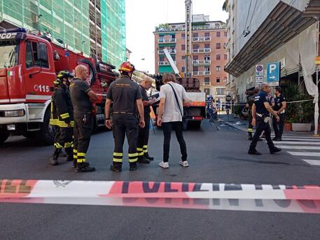 Koshi i vinçit shkëputet nga 15 metra lartësi dhe bie mbi kamion, plagoset rëndë sipërmarrësi në Itali
