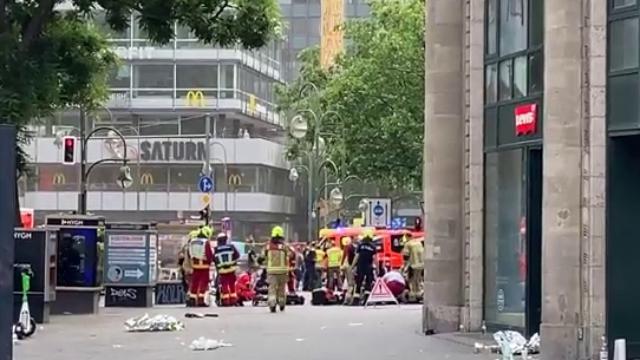 VIDEO/ Makina përplaset me turmën në Berlin, ka të vdekur dhe shumë të plagosur