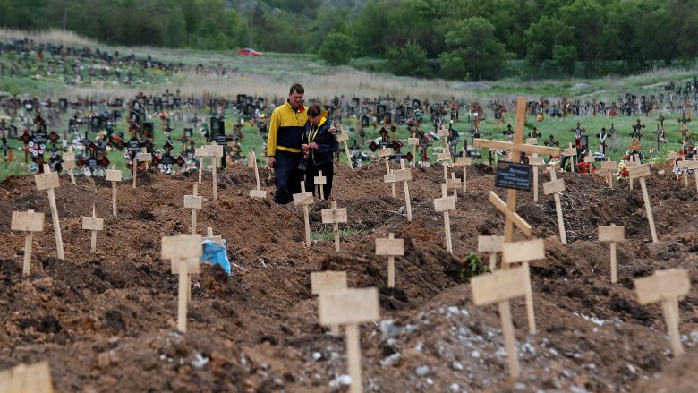 “Zbulohet një tjetër varr masiv në Mariupol, mund të ketë rreth 3 mijë civilë”