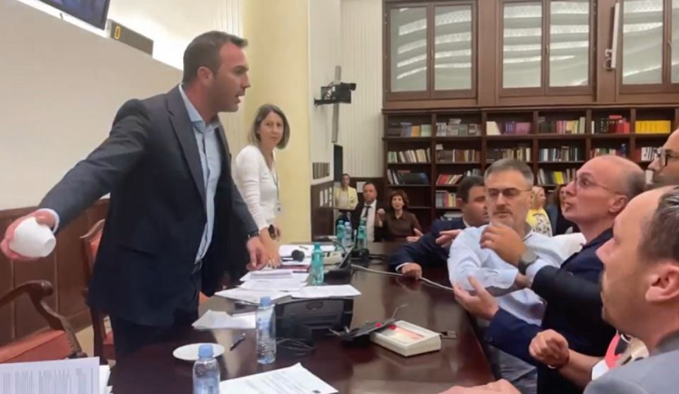 I “fluturoi” filxhanin opozitës, deputeti i BDI: Më provokuan!