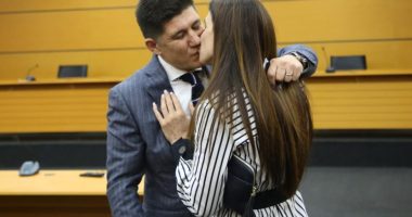 FOTO LAJM/ Prokurori puth bashkëshorten pas kalimit të vettingut